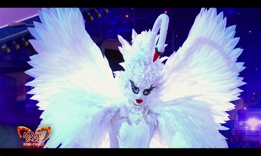 Mask singer 2025 - Le Cygne chante "Kissing You" de Des'Ree