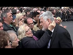 Funerali Frizzi, l'abbraccio della folla al fratello Fabio: "Come faremo senza Fabrizio?"