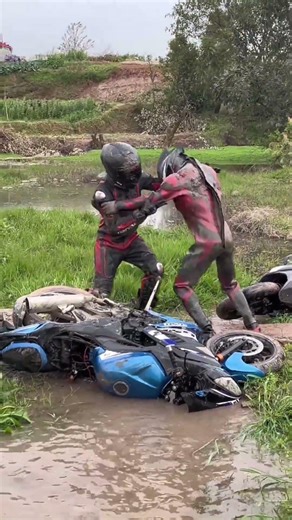 给我当日本人打整了#贝利亚#愚人节整蛊大赛 #奥特曼 #机车