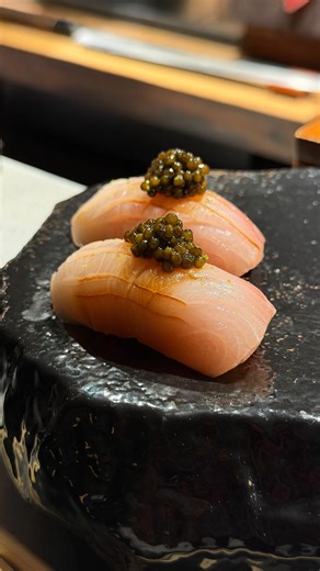 Nieves Felipo on Instagram: "Mira, me lo habían repetido mil veces: “Ve a @bakko_madrid , que vayas a Bākkō, que vayas a Bākkō…” Y yo no es que me negase, pero no me llamaba tanto la atención. Hasta que Nico empezó a insistir porque le apetecía muchísimo japonés, así que fuimos… y acabamos encantados. Tienen dos menús omakase uno de 95 euros y 15 pases y el de 135 y 18 pases, más los extras que pidas, y, de verdad, creo que es ahora mismo de mis japoneses favoritos. #sushi #nigiris #madrid #come