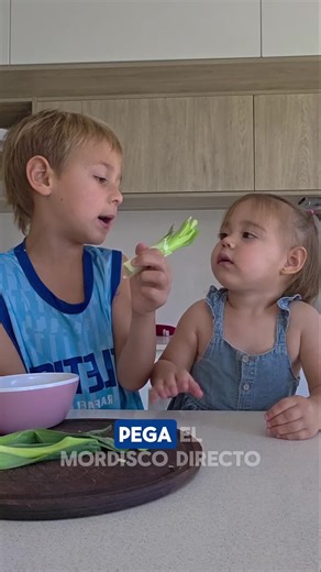 Prepara este menú super fácil y rico , como lo hiecieron estos hermanitos 🥰 Que si , somos fans de @masterchefargentina 🤣 Que si usamos la cocina para charlar , aprender y pasar un lindo momento juntos ! Hoy hicieron fideos con tomates cherry, cebolla , albahaca fresca ! Literalmente pusieron todo en la Essen con agua caliente (que agregue al final ) y listo, en minutos tenes un plataso. Al finalizar la cocción sumale mas nutrientes, como aceite de oliva, huevo duro picado o levadura nutricion