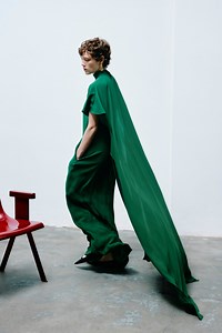 Le gradazioni di verde sulle manicure dell'Autunno 2024