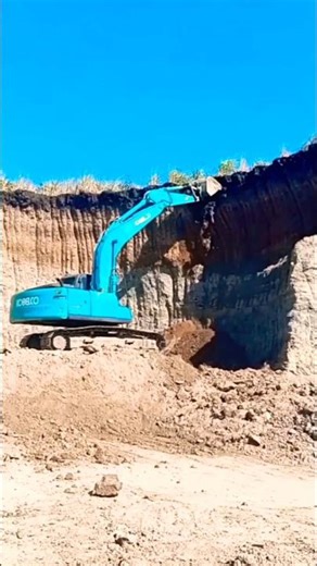 Kobelco Excavator Mengeruk Tanah