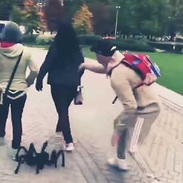 [ネットで話題の動画]海外ドッキリ！クモに追われるドッキリが面白すぎるw