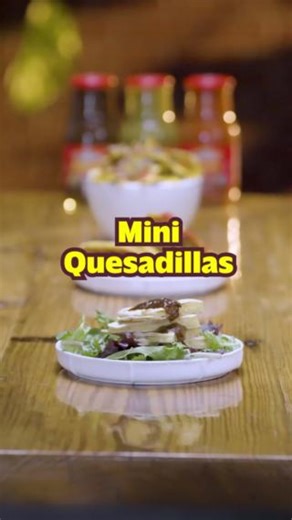 One bite, three ways to bring the heat.😋 Salsa Verde, Taquera, and Ranchera La Costeña salsas turn any dish into a flavor-packed favorite. From street snacks to home-cooked classics, the flavor always hits.🤎💚❤️ 👉 Find La Costeña Salsas here: shoplacostena.com #LaCosteñaSalsas #MexicanFlavor #SalsaTime #SpiceItUp #AuthenticTaste #FoodieFavorites | La Costeña's Mexico Rico