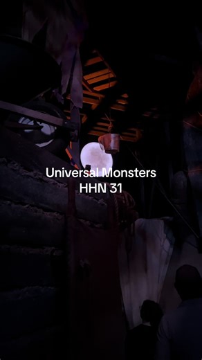 When we saw the full moon we should have left. Do you miss Universal Monsters? #hhn #hhn31 !#hhnforever #halloweenhorrornights #halloween