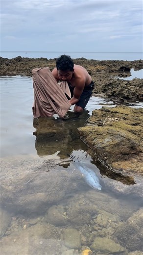 Birador Vlog on Instagram: "Catching a big tuna using cloth, luckily not move to hard #fblifestyle #simplelife #fishing"