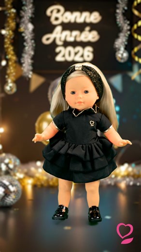 Paloma vous accompagne pour le réveillon 🪅 Du haut de ses 36cm, elle a tout d'une grande en matière de style ! Robe noire, bandeau à paillettes... chaque détail compte ✨ Vous aussi, vous validez son look ? #OOTD #Corolle #OOTDNouvelAn | Corolle
