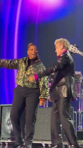 ‪@BillyIdol‬ rockin' out at the #AMAs with ‪@QueenLatifah‬ Say less 🎸