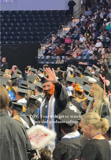 Emocionante graduación: Un padre y su dedicación