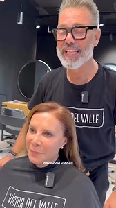 ¿Cómo dejar de teñirse?Dejar de teñirse y recuperar el color natural del cabello es un proceso que depende de varios factores: ·La textura y distribución de tus canas. ·El color y tipo de tinte que llevas actualmente. Recomendamos dejar crecer tus canas al menos 3 meses para observar su patrón natural en el salón. Esto permitirá que el profesional pueda diseñar un plan de transición personalizado. El proceso es meticuloso y requiere paciencia. En casos como este, la transición puede tomar un mín