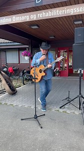 🌺HAN PER KOM MED LIV OG RØRE OG HAN AVSLUTTET MED LIV OG RØRE 🌺 ÅREST SOMMERFEST PÅ LANDMO Ja han Per Øversveen hadde ikke vært her før- men det blir ikke siste gang nei !! Danna karen her kan å spille på de rette strengene både på gitaren og på sjarmen med sangene han framførte - til stor glede for alle frammøte !! Ikke vanskelig å forstå at denne karen og musikken hans er godt likt !! - han liksom var en av oss han Per !! Vi hadde 90 champagne glass….vi måtte ta i bruk 3 pappkrus - så oppmøt