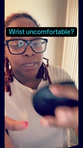 Designed for comfort during long work-from-home hours 💻 This ergonomic, irregular-shaped mouse supports a more natural hand position to help reduce wrist strain caused by repetitive movements. ✔️ Encourages a different range of motion ✔️ Comfortable grip for daily use ✔️ Ideal for remote work, studying, and office tasks A great option for upgrading your home office setup and staying productive throughout the day. 🛒 Tap to shop and improve your work-from-home comfort #TikTokShop #WorkFromHomeEs