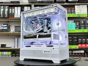 今日份：小姐姐的纯白海景房，14700KF+E360+Z790吹雪2代+32G+2T+4080S白猛禽+GX1000。小姐姐说为了颜值与性能，必须上猛禽！