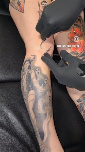 T.W. #bodysuspensionpiercing @squidphobia getting #pierced by Shawn OHare & AAron Wood at the Knoxville Tattoo Convention held by Living Arts EXPO Www.Ngnsuspension.com #6pointkneesuspenion #ngnsuspensionteam #ngnsuspension #nogimmicksneededsuspension #nogimmicksneededsuspensionteam #knoxvilletattooconvention | No Gimmicks Needed Suspension Team