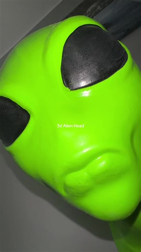 We use this 3d alien head as a controller and headphones holder, gives the gaming room tuff space vibes for sure #alien #pcgaming #gamers #desksetup #deskgoals