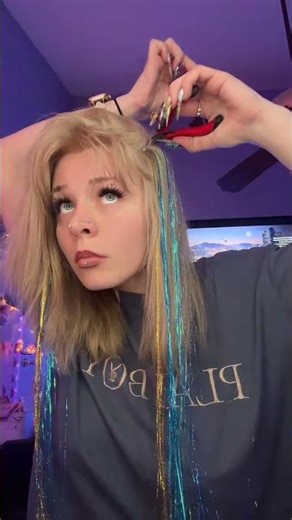 I linked the tinsel in my pinned post on my acc! Matching my jewlery and hair😍😍 #tinsel #hair #alt