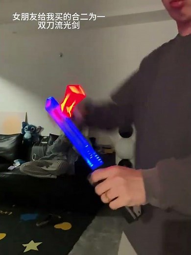 My girlfriend’s double-edged lightsaber that can be combined into one is so cool to play with. I