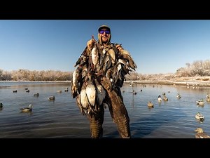 6 Man Limit Duck Hunting a Historic Big Water Honey Hole!!
