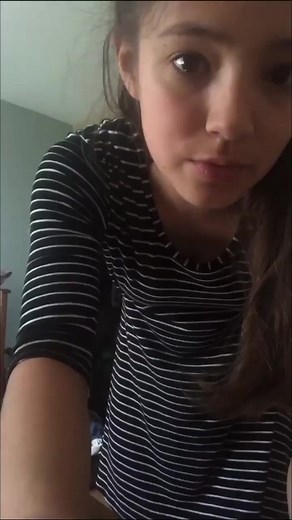 Women shows off her bloat. Bloating is normal, dont feel ashamed! #bloated #bloatingisnormal #bloat