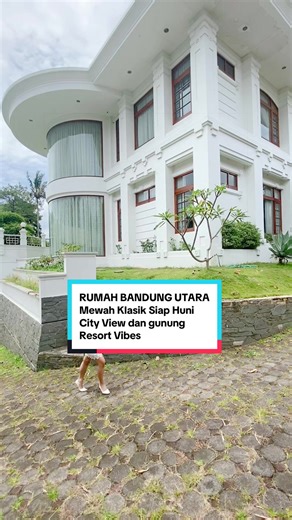 RUMAH MEWAH KLASIK di BANDUNG UTARA VIEW CITY dan GUNUNG 📍 Lokasi premium – Bandung Utara Cocok juga untuk dijadikan Hotel Boutique vibes Villa LT 1760 m² LB 850 KT 6 1 KM 6 1 Service Area lengkap Taman depan & belakang asri Carport Garasi muat hingga 10 mobil Open 15M VIP showing sama Ester Estorina 0856.208.3228