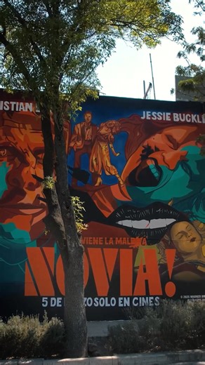 ¡LA NOVIA! dejó su huella, ahora deja la tuya. Tómate una foto en el mural de #LaNoviaPelicula hasta el 15 de marzo, usa el hashtag y etiquétanos. 📍Chapultepec 68, CDMX Estreno: 5 de marzo, solo en cines. | Warner Bros. Pictures