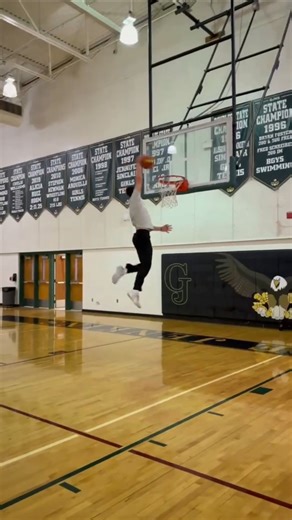 check out international dunk champion donovan hawkins 🏀⬇️