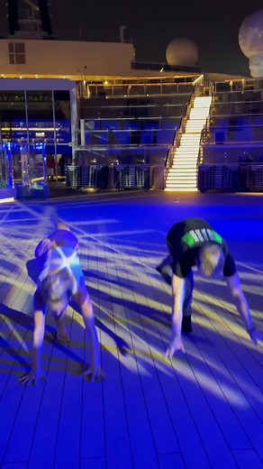 Who you got?! 😮‍💨 @jasmindesilind #fyp #handstand #challenge #fypage #tiktok