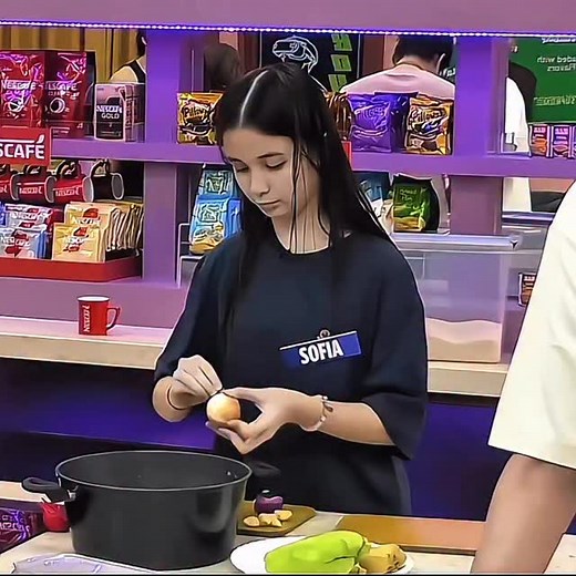 116K views · 51K reactions | A new side to Sofia Pablo ✨ The caring ate of the PBB House — always ready to help and look out for everyone 﫶 #SofiaPablo #GMAPBBCollab #PBB20 #PBBCollab2point0 | Sparkle GMA Artist Center | Facebook
