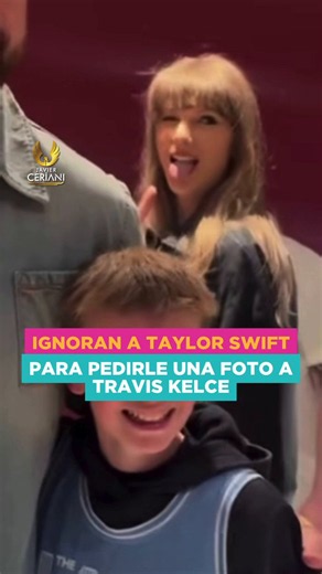Taylor Swift, la estrella más grande y millonaria de la música global, vivió el momento más insólito de su vida cuando unos fanáticos ignoraron por completo su presencia... ¡para pedirle una foto a su novio Travis Kelce! La diva del pop, lejos de indignarse, se las ingenió con tremendo humor para colarse en la imagen y no quedarse afuera. ¿Cómo se lo habrá tomado la reina de los Swifties al ser desplazada por una estrella de la NFL? #TaylorSwift #TravisKelce #Swifties #Insolito #javierceriani