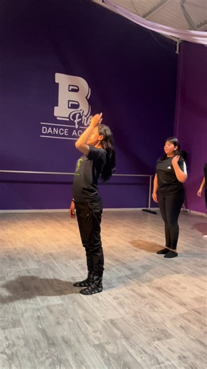 APRENDE A BAILAR JAZZ CONTEMPORÁNEO ✨ 🟣Nuestras clases de jazz contemporáneo son el espacio perfecto para desarrollar tu estilo único a través del movimiento ¿Qué ofrecemos? 1. Fusión de técnica clásica y moderna 2. Trabajo corporal, fluidez y fuerza 3. Improvisación y expresión artística 4. Coreografías dinámicas 5. Ambiente creativo y motivador ¡No necesitas experiencia previa, solo ganas de bailar! 💜 🕣 Horario: Nivel básico martes y jueves 6 pm ✍️Agenda una clase de prueba gratis por mensa