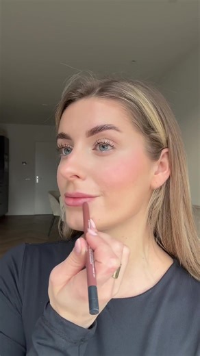 Serving cold girl energy ❄️🩷 Glowy skin, cool tones & that soft blush glow by #ipxlbeautyeditor @joyvveenendaal ✨ #iciparisxl #iciparisxlbe