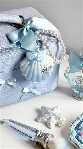 Your bag just got a double tidal upgrade. 👜🎀 Meet your new obsession: 🐚 Highlighter Balm Charm – A true-to-life seashell hiding cloud-soft pearl glow inside, melting onto skin like liquid moonlight. 🪞 Miniature Mirror Charm – A tiny replica of our iconic hand mirror in oceanic blue, etched with delicate starfish and seashells—because even mermaids need touch-ups. - The ocean whispers... Our Shell‘s Jewel Collection dawns May 20 at 00:00 PDT. Chase pearlescent glow at flowerknows.co.🪸✨ #flow