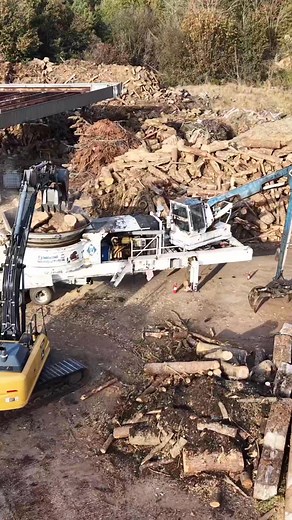 Status update! While Betsy is down we have Betty up and running! I would rather be making wood chips but this will do for now! Shop yard is getting wild! We will keep it going though! 😅😅😅 #loggingvideos #shoplife #beautifulday #excavator #heavyequipment #heavymachinery #logging #loggerlife #logginglife #johndeere | Alexander Lamar