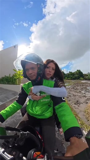 She hug me all the time❤️ #travelwithme🏍🏍 #specialdriving🏍 #usagirls🇺🇸 #helpmeforviralmydrivingvideo🏍 #vipdriving🏍
