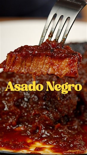 ANDRES DE OLIVEIRA on Instagram: "Asado Negro Venezolano - Carne para asado de 2.5Kg/5 Lbs. - Sal y Pimienta al gusto - 300g Papelón rallado Para Salsa - 1 Ajo Porro - 1 Cebolla - ⁠1 Pimentón - 5 Ramas Cebollin - 4 Dientes Ajo - 5 Ají Dulce - 1 Jalapeño (opcional pero recomendado) - 2 Tazas Agua - 1 Taza Vino Rojo - ½ Taza Aceite de Oliva - 2 Cdas Salsa Inglesa - Sal al gusto 1. Sazona la carne con sal y pimienta y luego sella en una olla con aceite de oliva. 2. Agrega el papelón y carameli