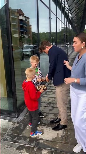 Magnus Carlsen giving autograph to kids in Norway Chess