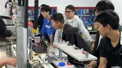 同学们在老师的指导下熟悉各种传感器的应用并动手实践