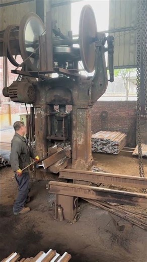 Secondary Metal Reuse: How Old Railway Rails Are Split with a Hydraulic Press