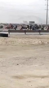 203K views · 4.2K reactions | Decenas de venezolanos continúan saliendo de diversas ciudades de Perú, a fin de llegar a la frontera con Ecuador. Lo hacen caminando y en “colas”. No van solos, algunos de ellos acompañados de sus pequeños hijos. #noticias #peru #venezuela Los vídeos e imágenes me han sido enviadas por ellos mismos | Sergio Novelli | Facebook