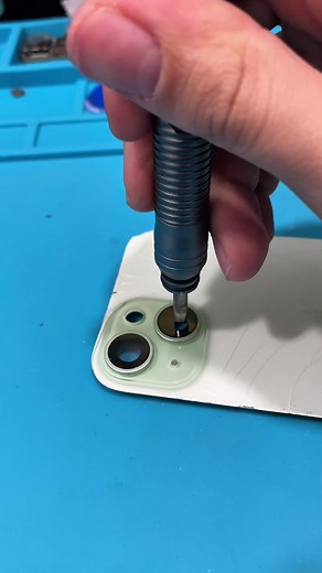 Teste de resistência da lente de safira do iPhone 15 Pro Max