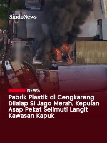 Kebakaran hebat terjadi di sebuah pabrik sekaligus gudang plastik di kawasan Kapuk, Cengkareng, Jakarta Barat, pada Senin sekitar pukul 14.30 WIB. Puluhan unit mobil pemadam kebakaran bersama ratusan petugas gabungan diterjunkan ke lokasi untuk mencegah api meluas ke area permukiman warga yang berada di sekitar lokasi. Sampai sekarang, aparat masih menyelidiki penyebab kebakaran serta memastikan apakah terdapat korban jiwa dalam insiden tersebut. #SINDONews #SINDONewscom #SINDNewsBeyondHeadlines