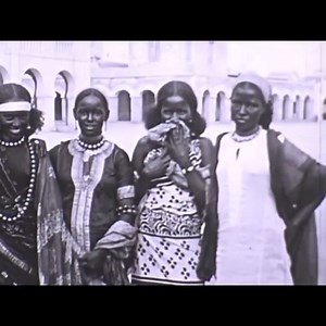 Beautiful Somali women filmed in Djibouti, circa. 1920. Somalis inhabit the horn of Africa region; Somalia 🇸🇴, Djibouti 🇩🇯, Ethiopia 🇪🇹 and Kenya 🇰🇪. | The African Nomad