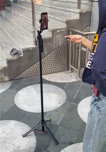 How to Film Yourself with a Selfie Stick