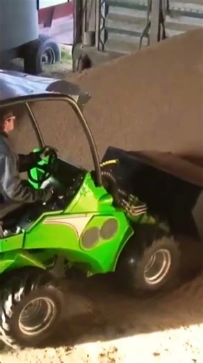 Muscle meets precision #shorts #avant #avantloader