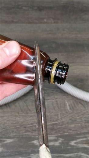 Stupid bottle life hack 🤯 vs Old-school method 🔧 #lifehack #shorts