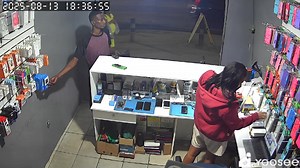 2.8K reactions · 404 shares | Aí pessoal esse safado roubou minha loja ontem, minha esposa estava procurando um acessório q ele pediu, ele se aproveitou e roubou dois fones, nem viu q tinha câmeras, quem conhecer entra em contato por favor | Leonardo Ramos | Facebook