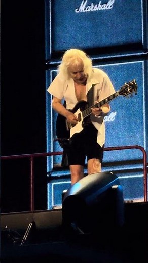 🔔🎤 AC/DC – His pulse is 140 bpm on stage – and that’s just his rhythm foot