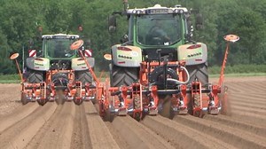 Joachim Pfannstiel-Wolf setzt bei der Möhrensaat auf VarioGuide und VarioDoc. Wie der Betriebsleiter an acht Standorten 1.200 ha bewirtschaftet erfahrt ihr hier: (Fendt Variotronic: www.fendt.com/Variotronic ) | Fendt