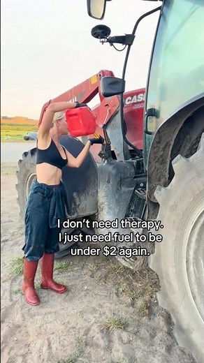 MODERN COW FARM & TRACTOR GIRL👩‍🌾.